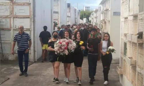 
				
					Familiares de garota morta durante assalto em Salvador penduram cartazes no local do crime e protestam
				
				