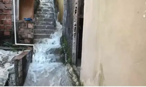 
				
					Vazamento de água deixa casas alagadas em Campinas de Pirajá
				
				