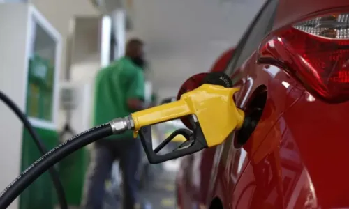 
				
					Preço da gasolina nos postos volta a subir após 15 semanas
				
				