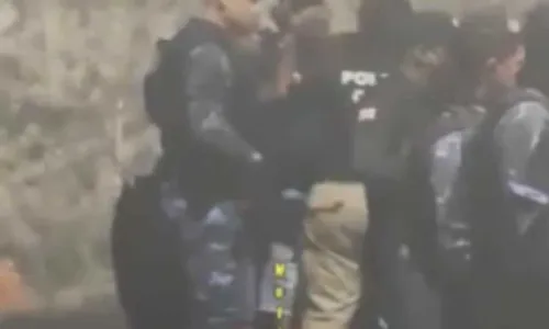 
				
					Homem é agredido por policial civil durante abordagem contra poluição sonora em Salvador
				
				