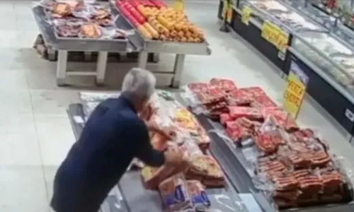 
				
					Homem é flagrado roubando 120kg de carne em supermercado no extremo sul da Bahia 
				
				