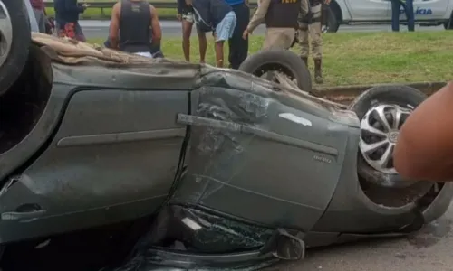 
				
					Motorista fica ferido após bater em poste e capotar carro na Av. Paralela, em Salvador
				
				