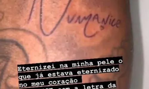 
				
					Mãe de Ludmilla faz surpresa para a cantora e tatua o nome de disco no braço: 'Tô chocada'
				
				