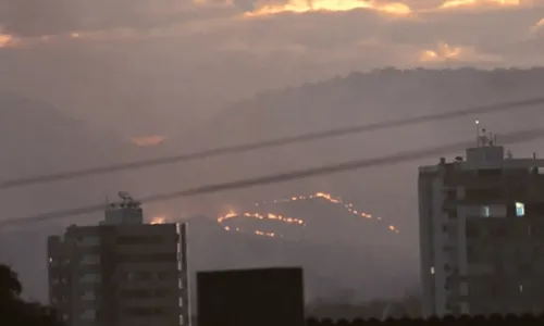 
				
					Bombeiros iniciam quarto dia de combate a incêndio em área de vegetação em Barreiras, no oeste da Bahia
				
				