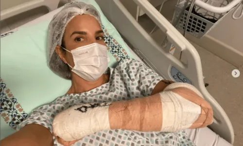 
				
					Ivete Sangalo passa por cirurgia após acidente na neve: 'Mainha tá zero bala'
				
				