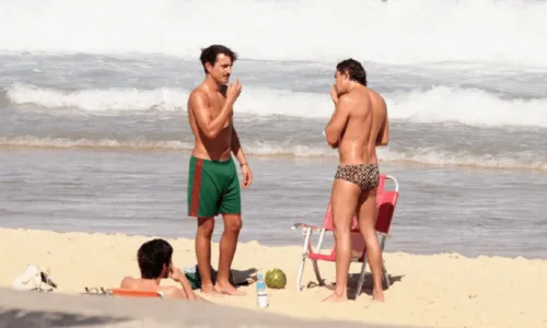 
				
					Jesuita Barbosa volta a curtir praia com novo namorado; veja fotos
				
				