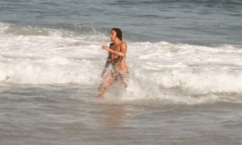 
				
					Jesuita Barbosa volta a curtir praia com novo namorado; veja fotos
				
				