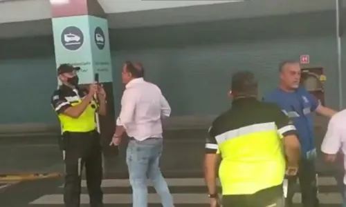 
				
					Vídeo: deputado federal João Bacelar discute com agentes da Transalvador na área de embarque do aeroporto
				
				