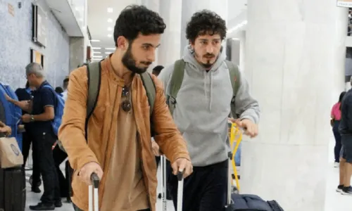 
				
					Johnny Massaro é visto com namorado em aeroporto do Rio de Janeiro
				
				
