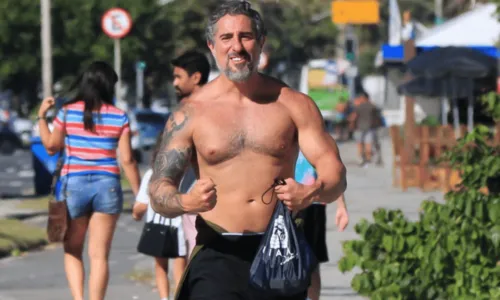 
				
					Sem camisa, Marcos Mion ostenta corpo sarado em caminhada na Barra da Tijuca
				
				