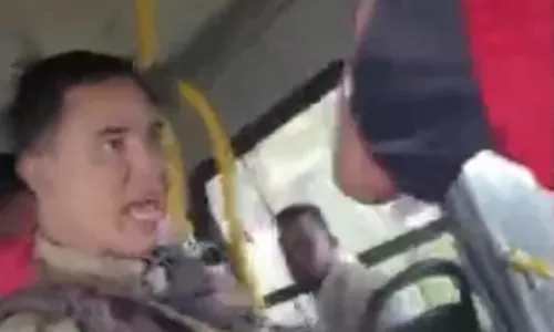
				
					Policial militar agride torcedor do Vitória com tapa no rosto dentro de ônibus
				
				