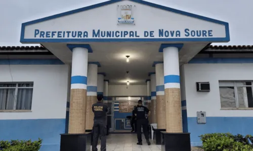 
				
					PF cumpre mandados contra suspeitos de fraudar licitações para compra de testes de Covid-19 na Prefeitura de Nova Soure, na Bahia
				
				