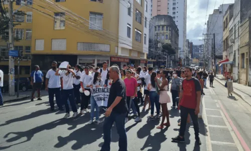 
				
					Grupo protesta no centro de Salvador um dia após garota ser morta em assalto
				
				