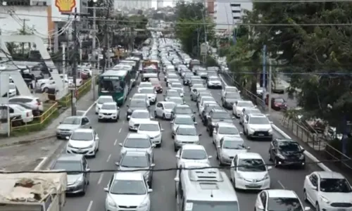 
				
					Motoristas por aplicativo fazem protesto na Avenida Tancredo Neves e trânsito fica congestionado
				
				