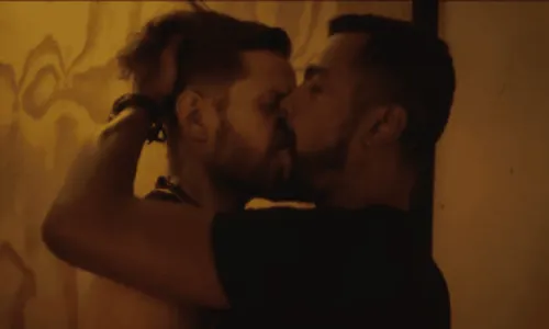 
				
					'Rensga Hits': Alexandre Claveux é sertanejo no armário e protagoniza beijão com ator que faz seu segurança
				
				