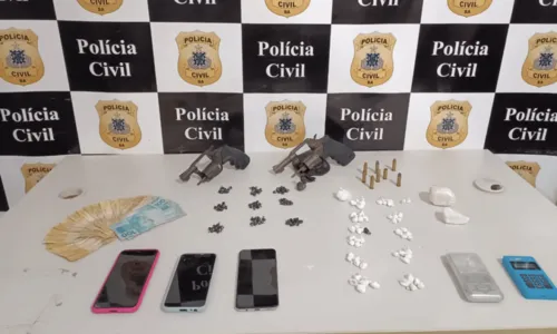 
				
					Suspeitos de tráfico de drogas são presos com munições, pedras de crack e cocaína no norte da BA
				
				
