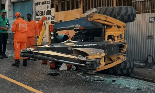 
				
					Vídeo: Trator desce ladeira em alta velocidade, tomba e deixa uma pessoa ferida em Salvador
				
				