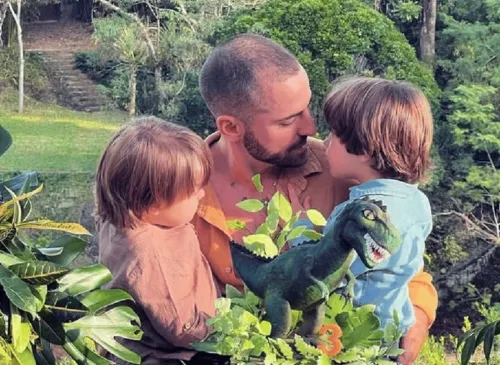 Viúvo de Paulo Gustavo, Thales Bretas reflete sobre paternidade: 'É difícil pra caramba'