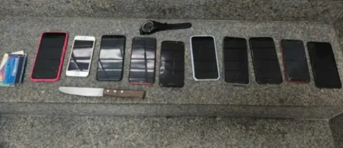 
				
					Suspeito de assaltos é preso com dez celulares após perseguição policial na Avenida ACM
				
				