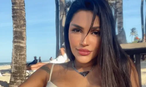 
				
					Ex-BBB Flay esbanja sensualidade em look transparente e impressiona web: 'Beleza de milhões'
				
				