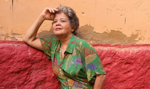 
				
					Sandra Simões realiza show em homenagem a Caetano Veloso no sábado (13)
				
				