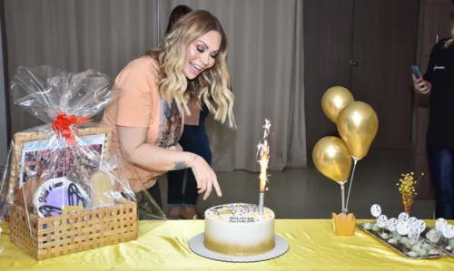 
				
					Fãs de Solange Almeida fazem festa de aniversário surpresa para cantora; veja fotos
				
				