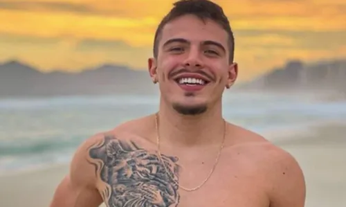 
				
					Thomaz Costa, ex de Larissa Manoela, volta a produzir conteúdo adulto e web detona: 'Não era crente?'
				
				