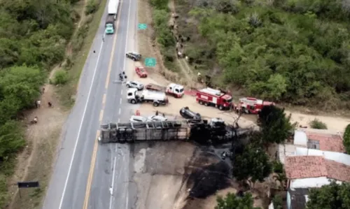 
				
					Motorista de caminhão-cegonha fica ferido e rodovia tem trânsito desviado após veículo tombar e pegar fogo na Bahia
				
				