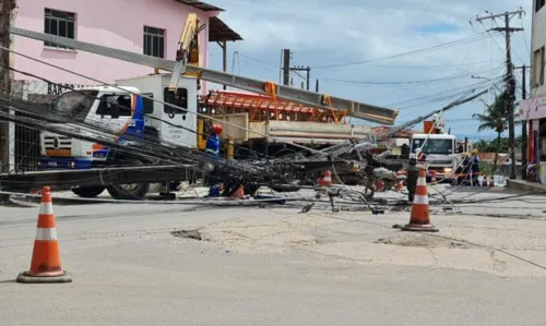 
				
					Poste cai em cima de caminhão em Valéria, bairro de Salvador; região fica sem energia
				
				