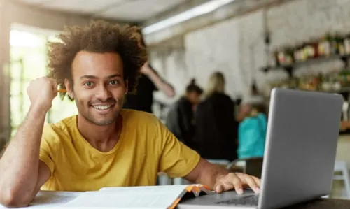 
				
					Pré-vestibular on-line e gratuito prepara estudantes negros para o Enem
				
				