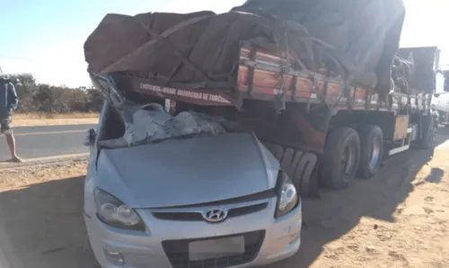 
				
					Acidente entre carreta e carro deixa um morto no oeste da Bahia
				
				