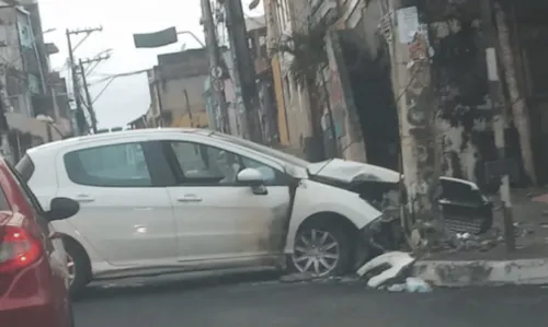 
				
					Colisão entre carro e poste deixa moradores sem energia elétrica na Liberdade, em Salvador
				
				