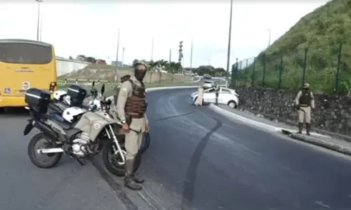 
				
					Carro gira em pista e sobe calçada após batida com micro-ônibus na Avenida Paralela, em Salvador
				
				