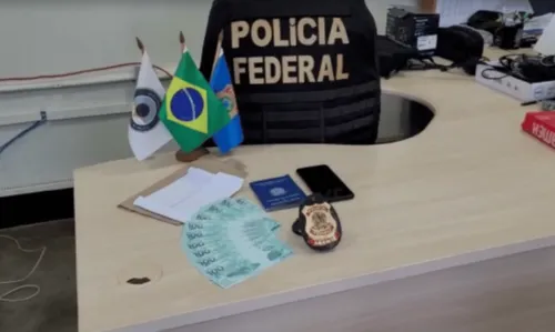 
				
					Jovem suspeito de comprar dinheiro falso é preso na Bahia ao buscar notas nos Correios
				
				