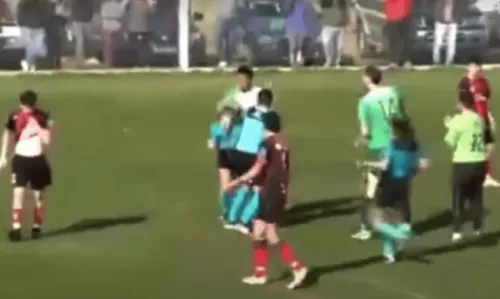 
				
					Árbitra é agredida em jogo regional na Argentina; veja vídeo
				
				