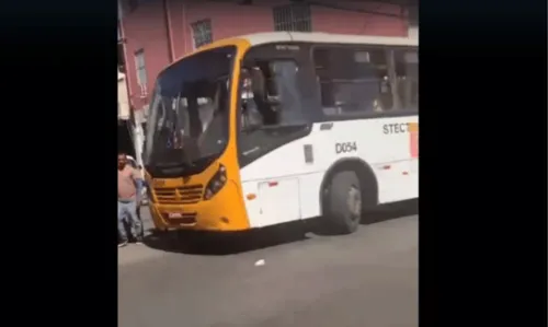 
				
					Suspeito morre baleado durante tentativa de assalto a micro-ônibus na Av. Suburbana
				
				