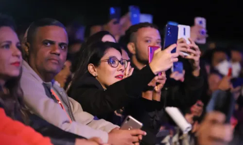 
				
					Maria Bethânia abre a 2ª noite do FIB e faz sua estreia em festivais: 'Com licença, Conquista'
				
				