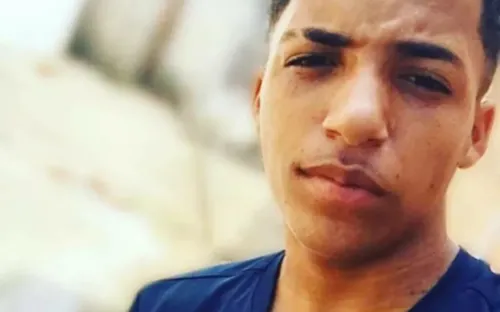 
				
					Cantor de 19 anos é morto a tiros em Feira de Santana
				
				