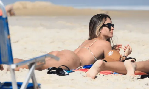 
				
					Carla Bruno, apontada como affair de Tierry, aproveita praia na Barra da Tijuca; veja fotos
				
				