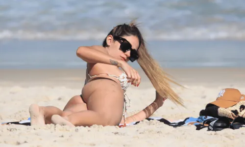 
				
					Carla Bruno, apontada como affair de Tierry, aproveita praia na Barra da Tijuca; veja fotos
				
				