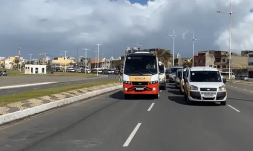 
				
					Trabalhadores do transporte escolar de Salvador fazem carreata na orla e trânsito fica lento
				
				