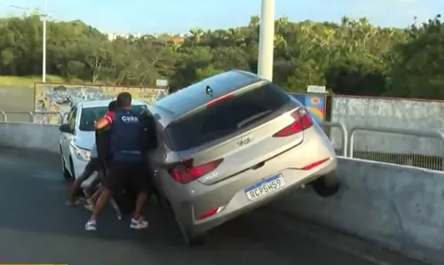 
				
					Carro fica inclinado em mureta de viaduto após batida na Avenida Paralela, em Salvador
				
				