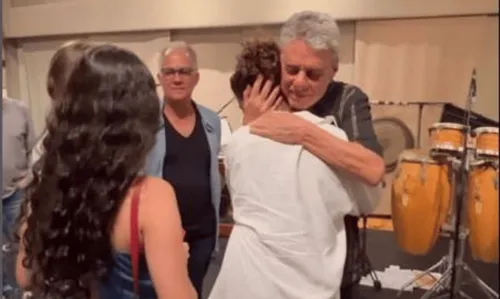 
				
					Em família, Chico Buarque recebe visita das netas em estúdio
				
				