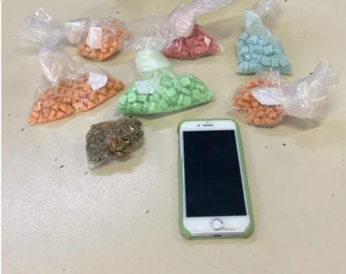 
				
					Mulher é presa em flagrante com 598 comprimidos de ecstasy na Boca do Rio
				
				