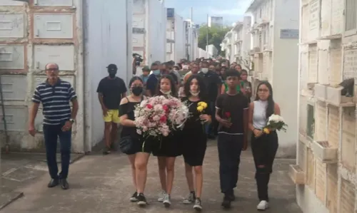 
				
					Grupo protesta no centro de Salvador um dia após garota ser morta em assalto
				
				