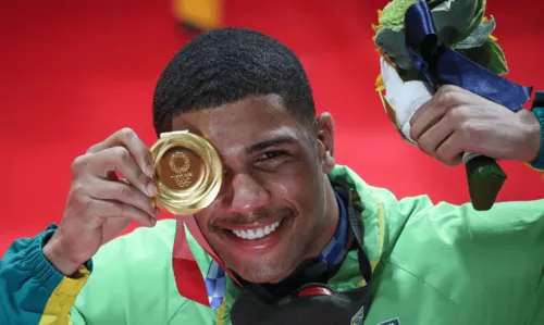 
				
					Medalhista de ouro em Tóquio, Hebert Conceição estreia no boxe profissional neste sábado (13)
				
				