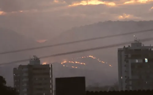 
				
					Bombeiros iniciam quarto dia de combate a incêndio em área de vegetação em Barreiras, no oeste da Bahia
				
				