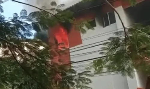 
				
					Vídeo: incêndio atinge apartamento no Engenho Velho da Federação, em Salvador
				
				