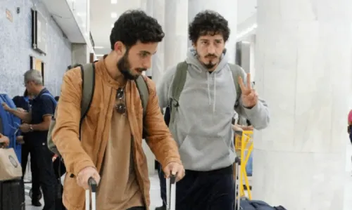 
				
					Johnny Massaro é visto com namorado em aeroporto do Rio de Janeiro
				
				