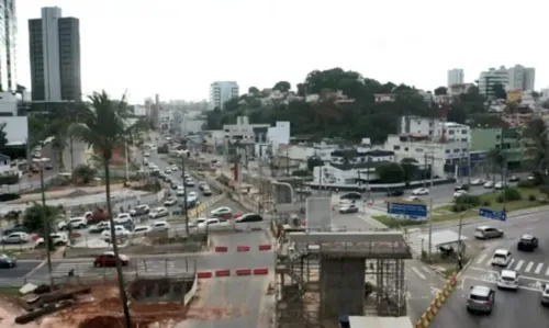 
				
					Obras do BRT mantêm trânsito interditado em trecho da Rua Lucaia, no Rio Vermelho
				
				